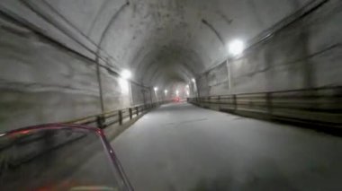 Uttarakhand Hindistan, 29 Aralık 2024. Uttarakashi Tüneli 'nden geçen 370 metrelik motosiklet yolculuğunu POV ve FOV aksiyon kameralarıyla, trafik ve tünel ışıklarını görüntüleyerek yaşayın..