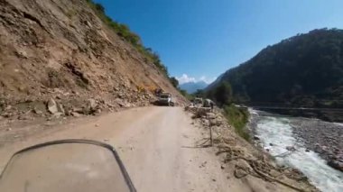 Uttarakhand Hindistan, 29 Aralık 2024. Uttarkashi, Uttarakhand, Hindistan 'da devam eden yol kenarı çalışmalarını gösteren heyecan verici kamera görüntülerini bir motosiklet sürücüsünün FOV' sinden izleyin..