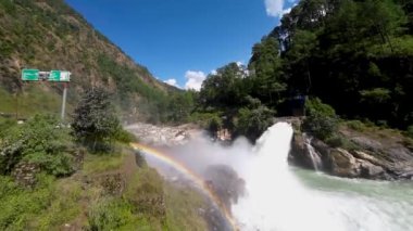 Maneri Barajı, Uttarkashi, Uttarakhand, Hindistan 'daki bir su birikintisinden fışkıran beyaz köpük su damlacıklarının oluşturduğu büyüleyici manzaraya tanık olun..