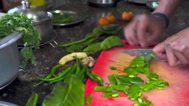 Hint mutfağında yeşil sebze ve soğan doğrama konusunda uzman. Ev yapımı vejetaryen yemek hazırlama.