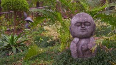 4 Şubat 2025 Dehradun Şehri Uttarakhand Hindistan. Dehradun Hayvanat Bahçesi 'ndeki Jizo Bosatsu heykeli Hindistan çocuk parkı, koruma ve kültürel değişimi simgeliyor..