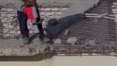 15 Şubat 2025 Dehradun Uttarakhand Hindistan. Dehradun City, Uttarakhand, Hindistan 'da bir evi matkapla sökmek. İnşaat alanı etkinliği.