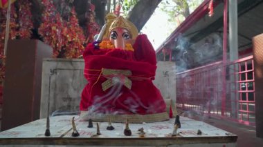 15 Şubat 2025 Dehradun Uttarakhand Hindistan. Hindistan 'ın Uttarakhand kentindeki bir tapınağın önünde tütsü yakan Hindu tanrı Ganesha putu. Ganesh Chaturthi kutlaması.