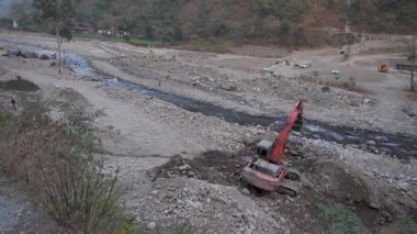 15 Şubat 2025 Dehradun Uttarakhand Hindistan. Song Nehri, Maldevta, Dehradun 'da yer değiştiren, kazan makineleri, ağır yük vinçleri ve kepçe yükleyiciler; geliştirme ve ekolojik denge sorunları.
