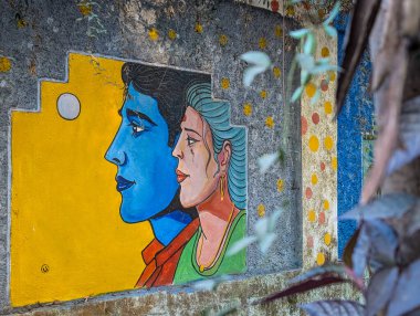 17 Şubat 2025 Dehradun Uttarakhand Hindistan. Yerel sanatçılar tarafından Dehradun, Uttarakhand, Hindistan 'daki Clean Dehradun Drive için yaratılan geleneksel Garhwali kıyafeti içindeki yerli kadın ve erkeğin yüz resimleri..