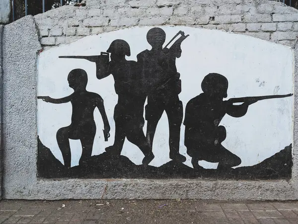 17 Şubat 2025 Dehradun Uttarakhand Hindistan. Hindistan 'ın Uttarakhand kentindeki Clean Dehradun Drive için yerel sanatçılar tarafından yaratılan ve kültürel mirasın sergilendiği bir savaş alanında Hint Ordusu askerlerinin siyah çizimleri..