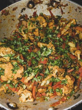 Ev yapımı Kuzey Hindistan sebze sabzesi ile karnabahar, havuç ve patatesleri karıştırın, kişniş yapraklarıyla süslensin. Geleneksel yemek.