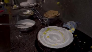 Güney Hint Dosa 'sı, baharatlı patates dolgulu gevrek mayalanmış pirinç mercimek krepi, Hint evinde dosa hazırlığı. Hindistan.
