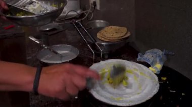Güney Hint Dosa 'sı, baharatlı patates dolgulu gevrek mayalanmış pirinç mercimek krepi, Hint evinde dosa hazırlığı. Hindistan.