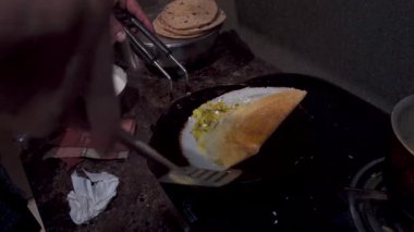 Güney Hint Dosa 'sı, baharatlı patates dolgulu gevrek mayalanmış pirinç mercimek krepi, Hint evinde dosa hazırlığı. Hindistan.
