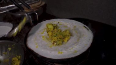 Güney Hint Dosa 'sı, baharatlı patates dolgulu gevrek mayalanmış pirinç mercimek krepi, Hint evinde dosa hazırlığı. Hindistan.