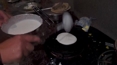 Güney Hint Dosa 'sı, baharatlı patates dolgulu gevrek mayalanmış pirinç mercimek krepi, Hint evinde dosa hazırlığı. Hindistan.