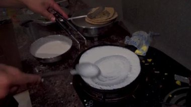 Güney Hint Dosa 'sı, baharatlı patates dolgulu gevrek mayalanmış pirinç mercimek krepi, Hint evinde dosa hazırlığı. Hindistan.