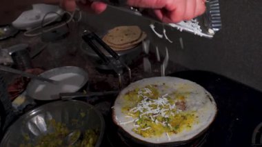 Güney Hint Dosa 'sı, baharatlı patates dolgulu gevrek mayalanmış pirinç mercimek krepi, Hint evinde dosa hazırlığı. Hindistan.