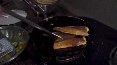 Güney Hint Dosa 'sı, baharatlı patates dolgulu gevrek mayalanmış pirinç mercimek krepi, Hint evinde dosa hazırlığı. Hindistan.