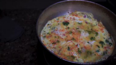 Hindistan 'ın Uttarakhand kentindeki organik bir bahçede mor çiçekli Brinjal veya Aubergine (Solanum melongena) kozaları.