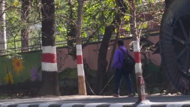 30 Mart 2025, Dehradun Şehri Uttarakhand Hindistan. Uttarakhand, Hindistan 'da, Dehradun City' de bir caddede, trafikte yürüyen görme engelli bir adam işe gidiyor..