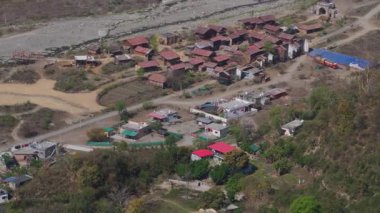 17 Nisan 2025, Dehradun Uttarakhand Hindistan. 1970 'lerin Hindistan' ını çağrıştıran Dehradun yakınlarındaki kırsal bir köyün klasik film setinden esinlenilmiştir..