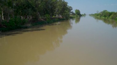 Hindistan 'ın Uttar Pradesh kırsalındaki Ganga Kanalı' nın uzun düz uzantısı, sulama ve temel su kaynaklarını sağlıyor..