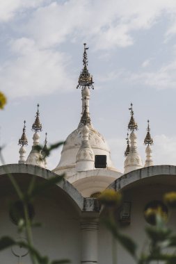 12 Nisan 2025 Haryana Sohna İndiana. Şık Sunyagar veya Pagora stupa binası. Serene Vipassana meditasyon inzivasında derin meditasyon için tasarlandı.