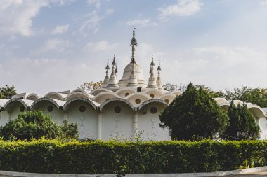 12 Nisan 2025 Haryana Sohna İndiana. Şık Sunyagar veya Pagora stupa binası. Serene Vipassana meditasyon inzivasında derin meditasyon için tasarlandı.