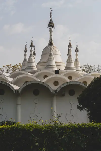 12 Nisan 2025 Haryana Sohna İndiana. Şık Sunyagar veya Pagora stupa binası. Serene Vipassana meditasyon inzivasında derin meditasyon için tasarlandı.