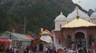 20 Mayıs 2025, Uttarakhand Hindistan. Dindarlar, Himalayalar 'daki saygı duyulan bir Hindu tapınağı olan Gangotri Dham' da kutsal Ganj 'ın kökenini işaretlemek için toplandılar..