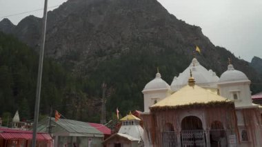 20 Mayıs 2025, Uttarakhand Hindistan. Dindarlar, Himalayalar 'daki saygı duyulan bir Hindu tapınağı olan Gangotri Dham' da kutsal Ganj 'ın kökenini işaretlemek için toplandılar..
