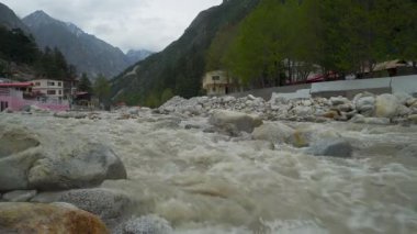 20 Mayıs 2025, Uttarakhand Hindistan. Güçlü Bhagirathi Nehri, Gangotri Dham 'ın kutsal kaynağı Himalaya Vadisi' nden akıyor..
