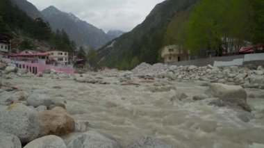 20 Mayıs 2025, Uttarakhand Hindistan. Güçlü Bhagirathi Nehri, Gangotri Dham 'ın kutsal kaynağı Himalaya Vadisi' nden akıyor..