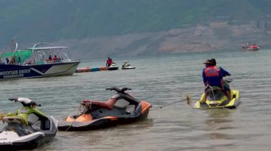 20 Mayıs Tehri Gölü Uttarakhand Hindistan. Tahri Gölü, Hindistan 'da yüksek hızlı su sporları, jet ski, kayak, paraşüt ve macera aktiviteleri ile.