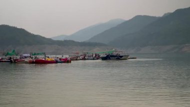 20 Mayıs Tehri Gölü Uttarakhand Hindistan. Tahri Gölü, Hindistan 'da yüksek hızlı su sporları, jet ski, kayak, paraşüt ve macera aktiviteleri ile.