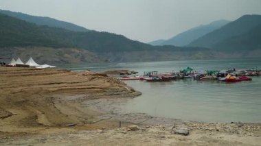 20 Mayıs Tehri Gölü Uttarakhand Hindistan. Tahri Gölü, Hindistan 'da yüksek hızlı su sporları, jet ski, kayak, paraşüt ve macera aktiviteleri ile.