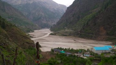 Harsil Vadisi 'nden 5-6 km uzaklıktaki Sukhi Köyü örülmüş Ganga Nehri kıyısında oturuyor ve Himalaya manzarası sunuyor.