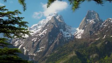 Harsil 'in Karlı Majestic Boynuzu, Harsil Vadisi, Uttarkashi' de hayvan boynuzlarını andıran ikiz zirveler, 4,800 m & 5,300 m 'ye yükseliyor. Uttarkashi. Hindistan