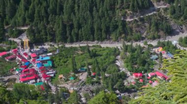 Uttarkashi, Uttarakhand 'deki Harsil Vadisi kasabasının şaşırtıcı hava manzarası Himalayalar' da Bhagirathi Nehri boyunca uzanır..