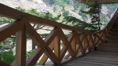 Bir zamanlar önemli bir Hint-Tibet ticaret yolu olan Uttarkashi 'de 136 metre uzunluğunda ahşap köprü, şimdi manzaralı bir turizm merkezi haline geldi..