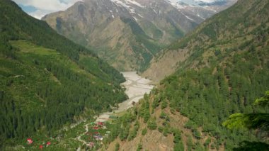 Harsil köyü Uttarkashi Hindistan 'dan akan Harsil Vadisi' nin çarpıcı panoramik manzarası..