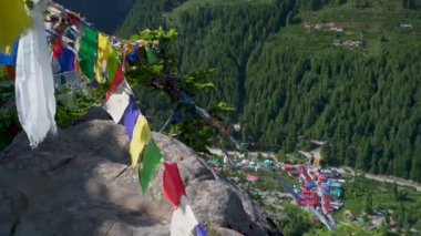 Harsil Vadisi, Uttarkashi 'deki görkemli ikiz tepeler, karla örtülmüş, Tibet bayrakları ile süslenmiş, Lama Tepesi