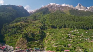 Harsil Vadisi, Bhagirathi Nehri, Gangontri Buzulu, Mt. Srikantha, Harsil ve Bandarpoonch Boynuzları. Uttarkashi Hindistan.