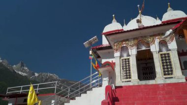 Mukhba Tapınağı, Gangotri Tapınağı kar yağışı nedeniyle kapandığında Tanrıça Ganga 'nın kışlık meskeni olarak da bilinir. Harsil Vadisi, Uttarkashi Hindistan.