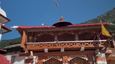 Mukhba Tapınağı, Tanrıça Ganga 'nın kışlık evi, Harsil Vadisi' nde karmaşık ahşap mimari ve oymalı giriş kapıları barındırır..