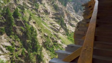 Bir zamanlar önemli bir Hint-Tibet ticaret yolu olan Uttarkashi 'de 136 metre uzunluğunda ahşap köprü, şimdi manzaralı bir turizm merkezi haline geldi..