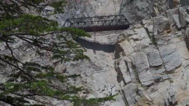 Gargant Vadisi, Gangotri Bölgesi, Uttarakhand 'de yüksek irtifada bir metal köprü, Himalaya arazisini birbirine bağlıyor..