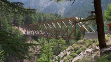Lanka Köprüsü, diğer adıyla Bhaironghati Köprüsü, Jadh Ganga Nehri boyunca uzanır, Bhaironghati & Gangotri 'yi 9.200 feet yükseklikte birbirine bağlar..