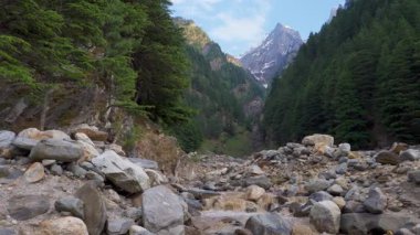 Harsil Vadisi, Uttarkashi 'de ana Ganga kaynağı olan Bhagirathi' ye akan bir buzul nehri bulunan ikiz tepeler. Hindistan