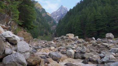Harsil Vadisi, Uttarkashi 'de ana Ganga kaynağı olan Bhagirathi' ye akan bir buzul nehri bulunan ikiz tepeler. Hindistan
