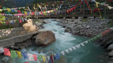 Ganj Nehri 'nin kutsal bir kolu olan Bhagirathi Nehri, Gangotri Buzulu' ndan Harsil Vadisi 'ne akar..