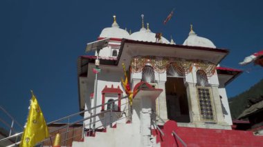 Mukhba Tapınağı, Gangotri Tapınağı kar yağışı nedeniyle kapandığında Tanrıça Ganga 'nın kışlık meskeni olarak da bilinir. Harsil Vadisi, Uttarkashi Hindistan.