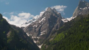 Harsil 'in Karlı Majestic Boynuzu, Harsil Vadisi, Uttarkashi' de hayvan boynuzlarını andıran ikiz zirveler, 4,800 m & 5,300 m 'ye yükseliyor. Uttarkashi. Hindistan